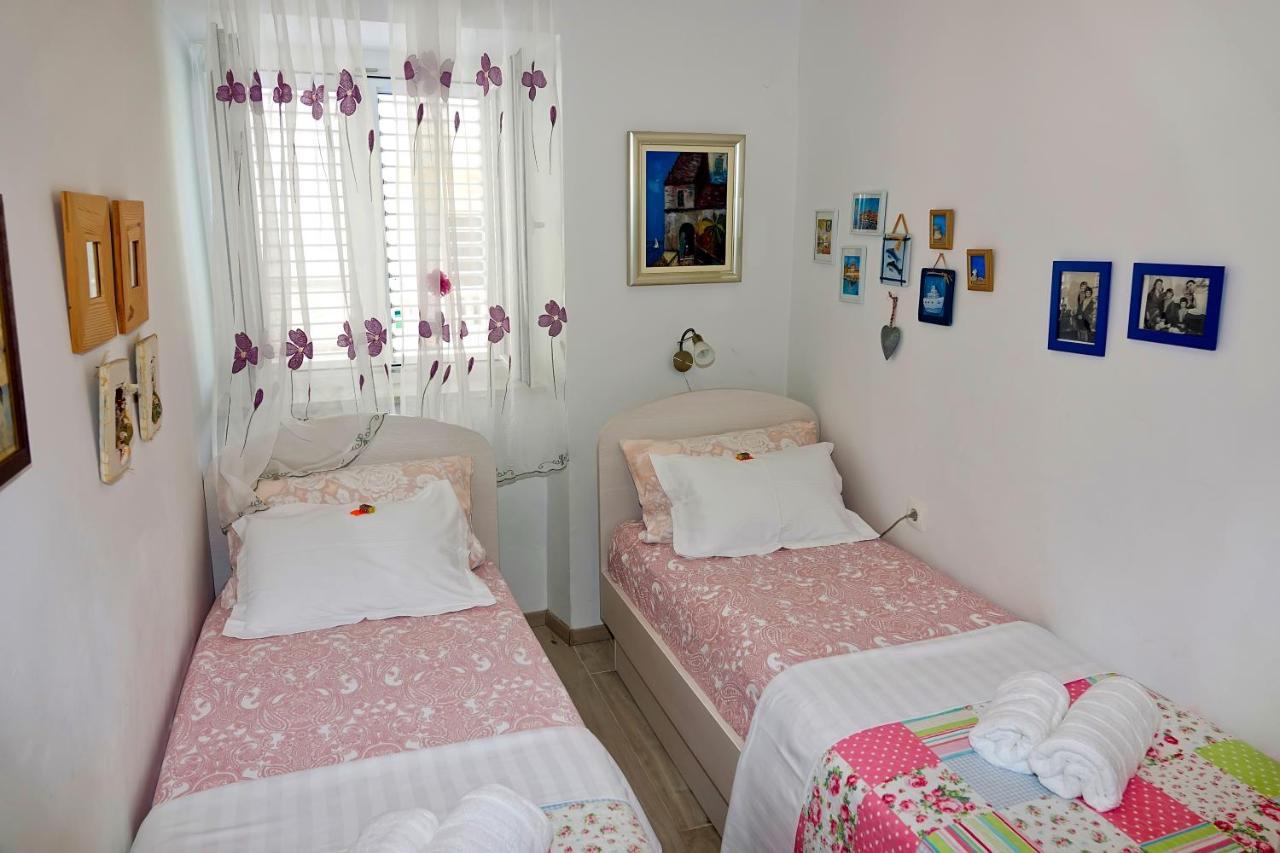 Two-Bedroom Apartment In The Centre Makarska Exteriör bild
