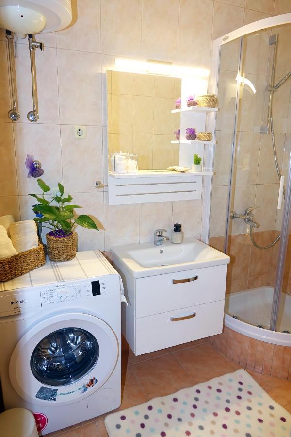Two-Bedroom Apartment In The Centre Makarska Exteriör bild